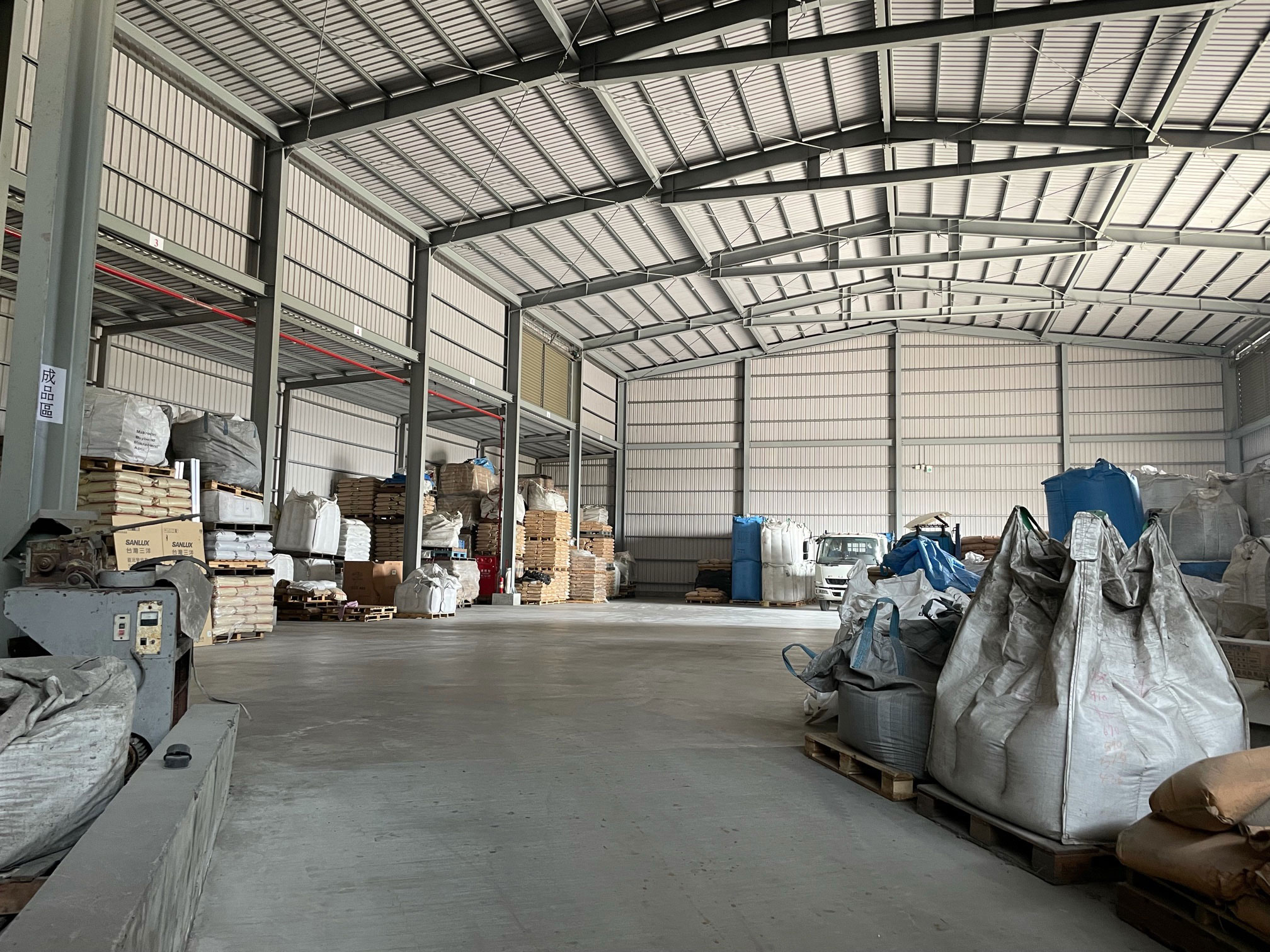 巧宇塑膠公司廠內實景：原料與成品倉儲空間